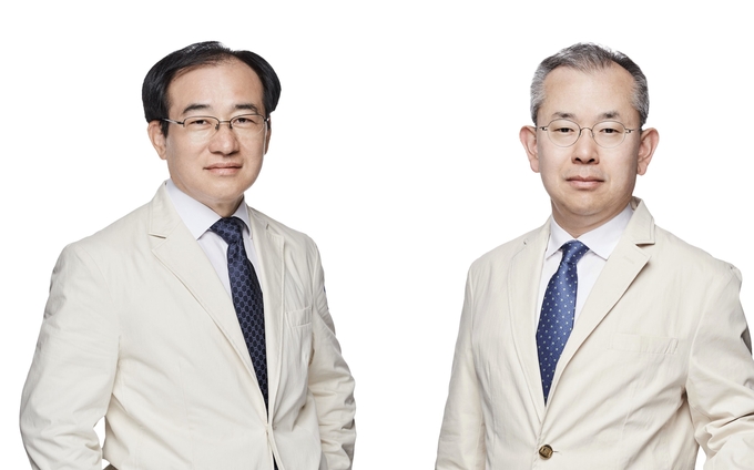 성빈센트병원 (왼쪽부터) 홍승철 교수, 주진덕 의무원장. (사진=성빈센트병원 제공)