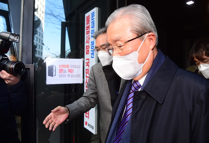 당사 나서는 김종인 총괄선대위원장 (사진=연합뉴스/자료사진)