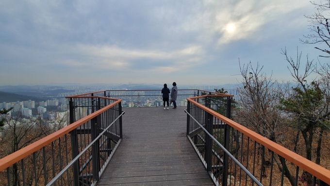 만수산 정상에 조성된 전망대. ( 사진 = 남동구 제공 )