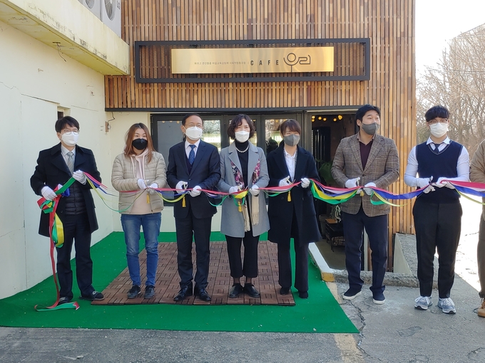 파주고와 문산동중 우리교육협동조합 개소식에서 축하테이프을 절단하고 있다.(사진=파주교육지원청 제공)