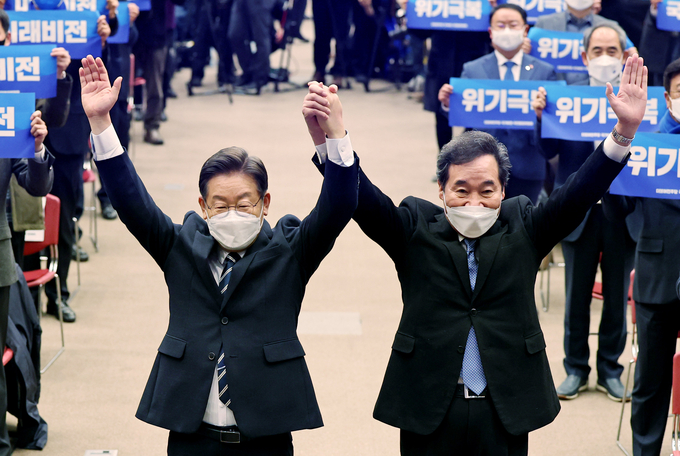 더불어민주당 이재명 대선 후보와 국가비전·국민통합위원회 공동위원장인 이낙연 전 대표가 5일 광주시 서구 김대중컨벤션센터에서 열린 국가비전·국민통합위원회 광주비전회의에서 인사하고 있다. (사진=연합뉴스)