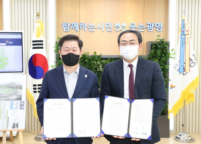 광명시는 지난 4일 시청 시장실에서 대림대학교 평생교육원과 ‘시민정원사 과정 교육운영을 위한 업무협약’을 맺었다.(사진=광명시 제공)