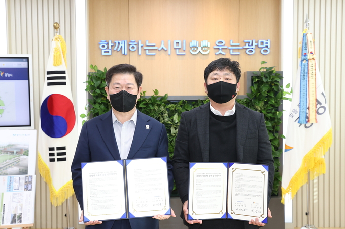 광명시는 지난 4일 시청 시장실에서 영진이엘(주)와 ‘소상공인 LED 조명 무상 교체 지원’을 위한 업무협약을 맺었다.(사진=광명시 제공)