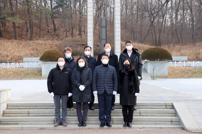 시흥시의회, 신년 현충탑 참배로 새해 일정 시작했다.(사진=시흥시의회 제공)