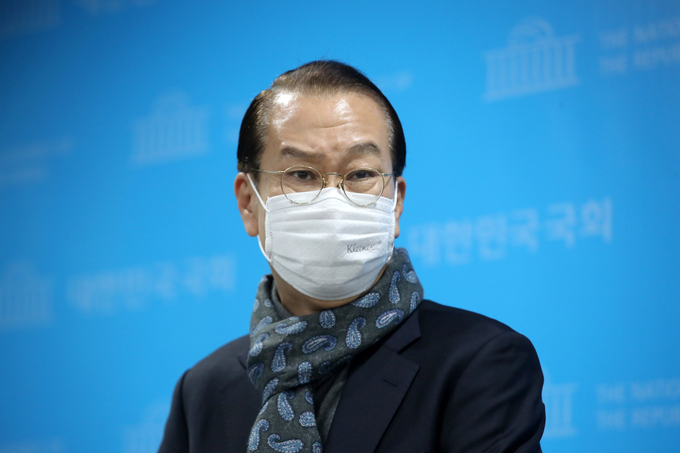 국민의힘 선거대책본부장으로 임명된 권영세 의원이 5일 오후 국회 소통관에서 취재진의 질문에 답하고 있다. (사진=국회사진기자단/연합뉴스)