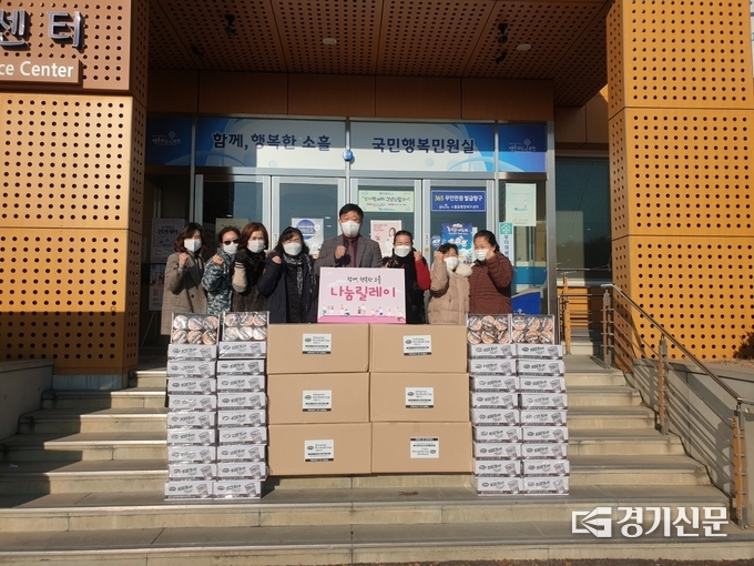 나눔을 사랑하는 사람들의 모임에서 소흘읍 저소득층을 위해 컵라면 등 물품을 기탁하고 있다. (사진=포천시 제공)