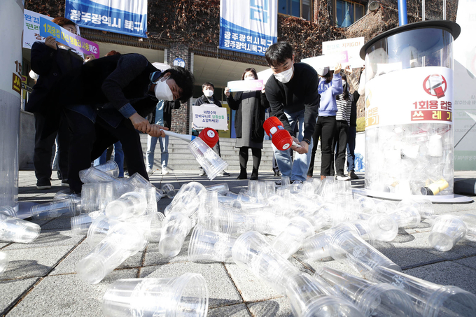 지난달 8일 오후 광주 북구청 광장에서 구청 직원들이 그동안 모은 일회용 컵을 활용해 일회용품 없는 생활 실천 캠페인을 펼치고 있다. (사진=연합뉴스 제공)