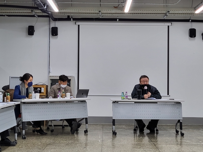5일 상상캠퍼스에서 2022년 경영 전략 발표 중인 강헌(오른쪽) 경기문화재단 대표이사. (사진=정경아 기자)