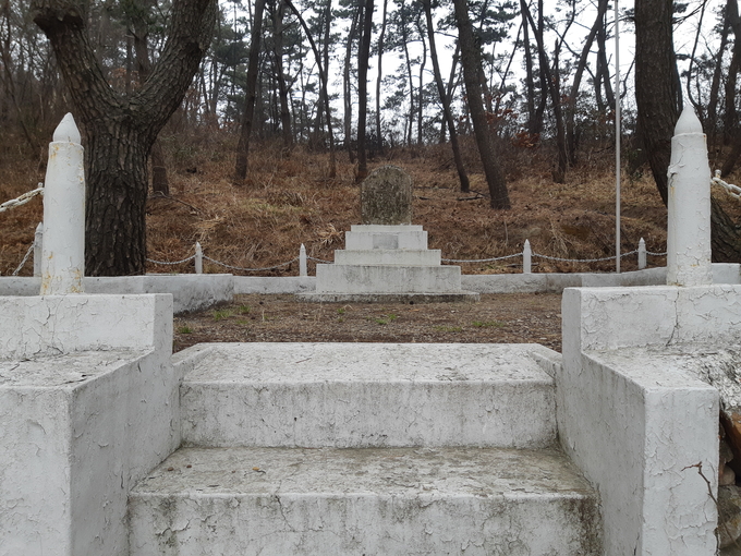 해군첩보부대 14용사 충혼비.