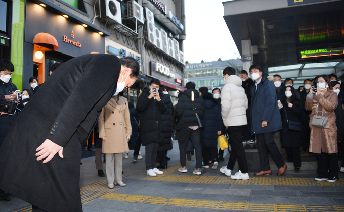 국민의힘 윤석열 대선후보가 6일 오전 서울시 영등포구 여의도 여의도역 5번 출구 앞에서 출근하는 시민들에게 인사하고 있다. (사진=국회사진기자단/연합뉴스)