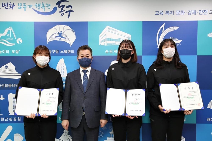 허인환 구청장이 새로 영입한 태권도 선수들과 기념촬영을 하고 있다. ( 사진 = 동구 제공 )
