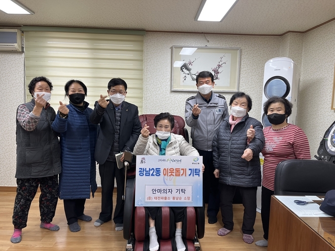 광주경찰서 태전파출소 홍남순 소장이 어르신 건강을 우한 안마의자를 광남2동 경로당에 기탁하고 있다(사진=광주시 제공)
