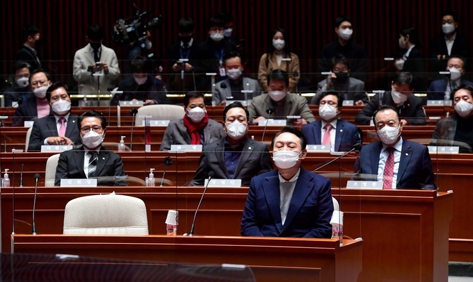 민의힘 윤석열 대선 후보가 6일 서울 여의도 국회에서 열린 국민의힘 '변화와 단결' 의원총회에서 잠시 생각에 잠겨 있다. 왼쪽은 총회에 불참한 이준석 대표의 자리. (사진=국회사진기자단/연합뉴스 제공)