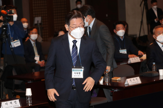 더불어민주당 이재명 대선후보가 6일 서울 프레스센터에서 열린 한국행정학회 주최 대통령선거 후보자 초청 토론회에 참석하고 있다. (사진=국회사진기자단/연합뉴스)