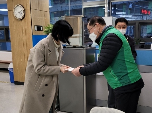 광명시 광명5동 새마을 지도자협의회 및 새마을부녀회는 지난 5일 광명5동 행정복지센터에서 어려운 가정 대학생 4명에게 각 100만 원씩 총 400만 원의 장학금을 전달했다.(사진=광명시 제공)