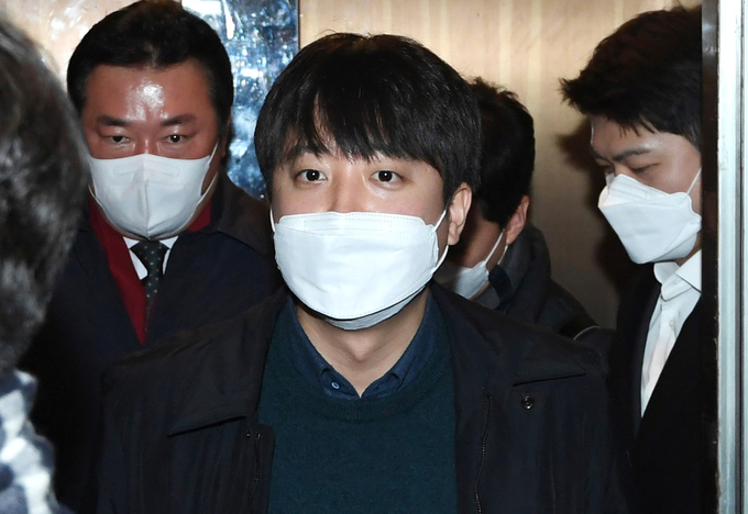 국민의힘 이준석 대표가 6일 오전 서울 여의도 당사에서 비공개 최고위원회의를 마친 후 나서고 있다. 국민의힘 원내지도부는 이날 의총서 이 대표 사퇴 결의를 제안했다. (사진=국회사진기자단/연합뉴스)