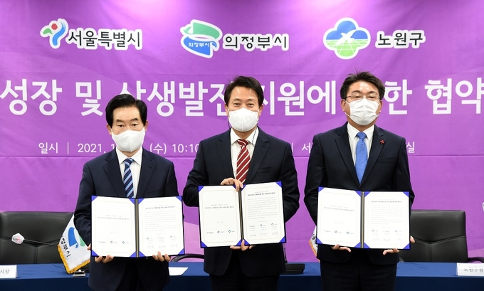 사진 왼쪽부터 안병용 의정부시장, 오세훈 서울시장 ,오승록 노원구청장이 지난해 체결한 도봉면허시험장 이전 동반성장 및 상생발전을 위한 지원에 관한 협약식 모습.(사진= 의정부시 제공)