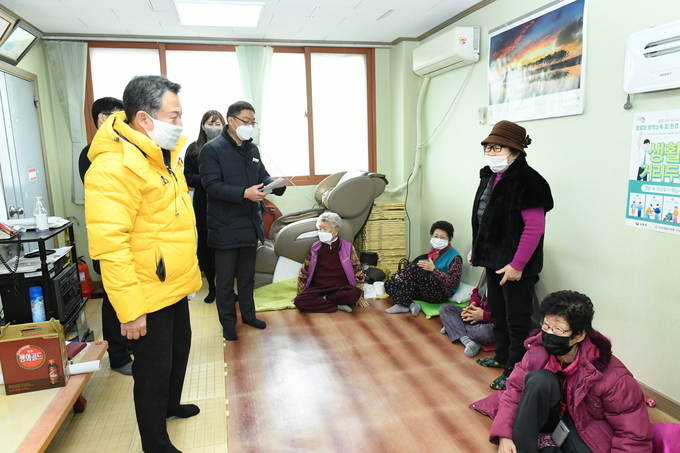 안승남 구리시장이 지난 6일 새해를 맞아 수택3동을 방문해 김인기 동장 부임을 격려하고, 관내 경로당을 방문해 코로나19로 지친 어르신들의 애로사항을 청취했다.(사진=구리시 제공)