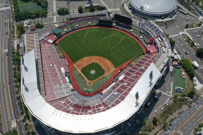 KBO가 2022 신한은행 쏠(SOL) KBO 정규리그 ㄱ여기일정을 확정하고 개막일을 4월 2일로 발표했다. 디펜딩 챔피언 kt 위즈와 삼성 라이온즈의 개막 경기가 열릴 수원 kt위즈파크 모습. (사진=kt 위즈 제공)