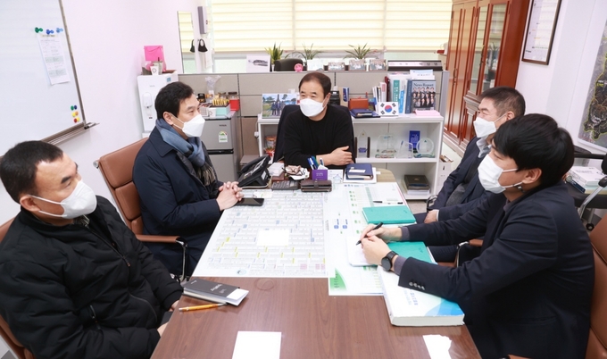 하남시의회 강성삼 부의장이 박상영 광주시의원·관계공무원 만나 교산신도시 이축권 행사 관련해 논의하고 있다..(사진=하남시의회 제공)