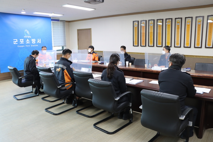 군포소방서가 소방중점관리대상 선정심의를 하고 있다.(사진=군포소방서 제공)
