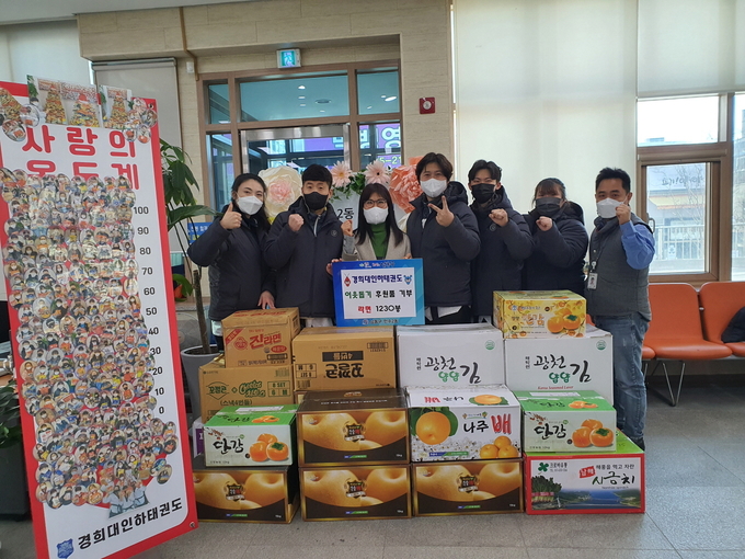 경희대인하태권도관 직원들이 남동구 만수2동에 라면 1230봉을 전달했다. ( 사진 = 남동구 제공 )