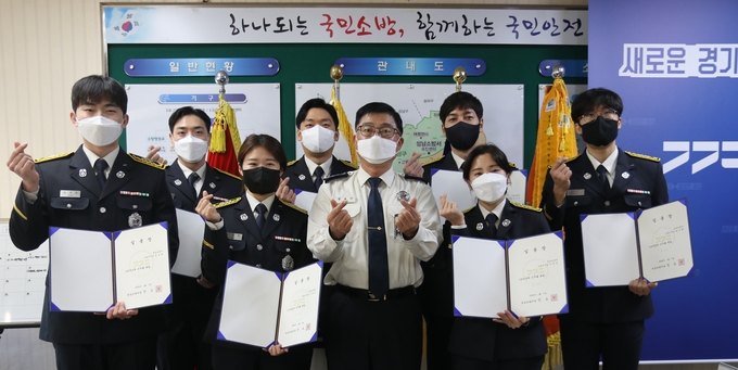 신규 소방관들이 임용식을 갖고 정요한 서장과 함께 힘찬 출발을 다짐하고 있다. (사진=성남소방서 제공)