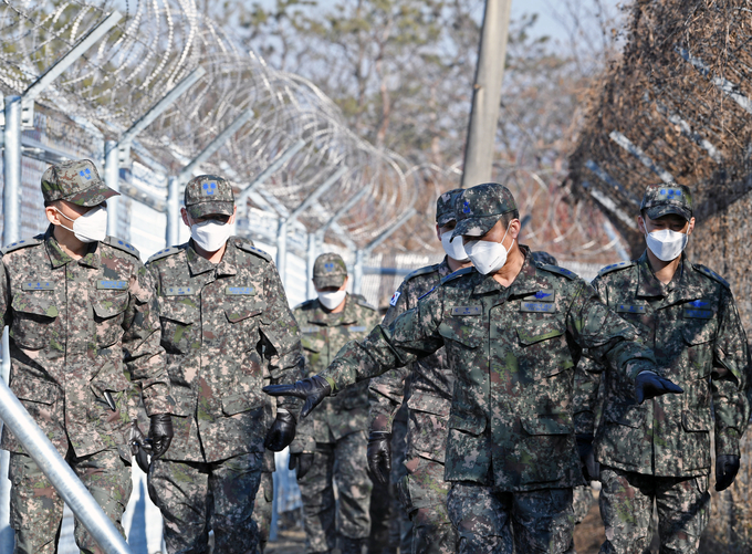  지휘관 및 참모들이 기지내 현장 점검을 하고 있다. (사진=15비 제공) 