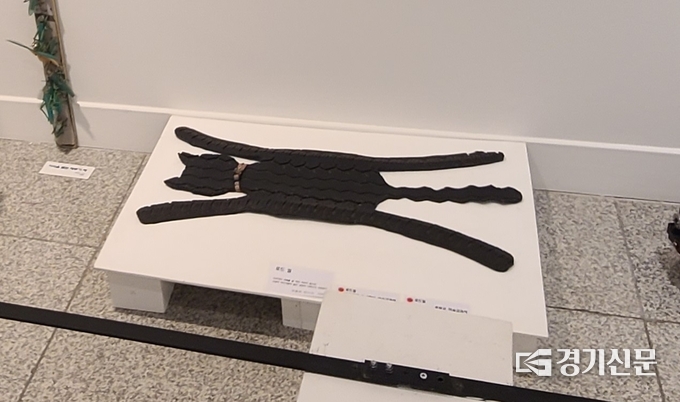 폐 타이어로 만든 '로드 킬' 이라는 제목의 작품. (사진=문석완 기자)