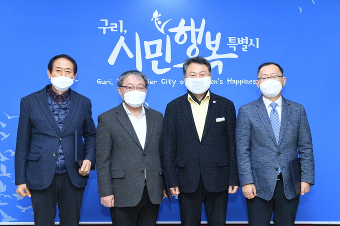 구리시는 지난 6일 시청 3층 민원상담실에서 제4기 구리시 마을세무사를 위촉하고 위촉장 수여식을 가졌다.(사진=구리시 제공)