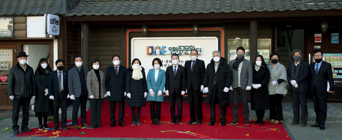 한중문화관에서 열린 중구문화재단 출범식에 참석한 지역인사들이 함께 기념촬영을 하고 있다. ( 사진 = 중구 제공 )
