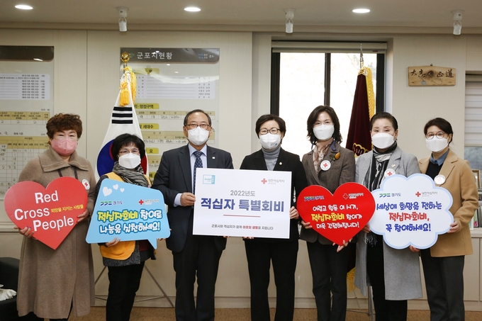성복임군포시의회 의장이 적십자회비 특별회비를 대한적십자사 경기도지사에 전달하고 있다.(사진=군포시의회 제공)