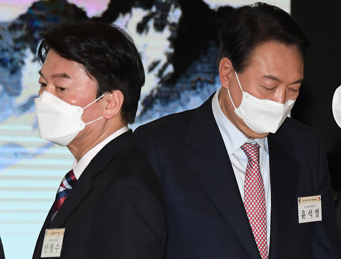 국민의힘 윤석열 대선 후보(오른쪽)와 국민의당 안철수 대선 후보가 5일 서울 여의도 중소기업중앙회관에서 열린 2022 중소기업인 신년인사회에 참석하고 있다. (사진=국회사진기자단/연합뉴스 자료사진)