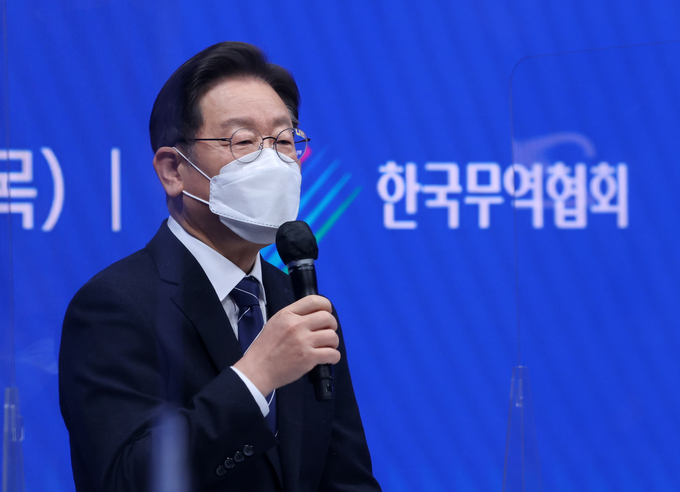 더불어민주당 이재명 대선 후보가 6일 오전 서울 강남구 코엑스 스튜디오159에서 열린 한국무역협회 초청 'CES2022 라이브' 혁신기업 정책간담회에서 인사말을 하고 있다. (사진=국회사진기자단/연합뉴스 자료사진)