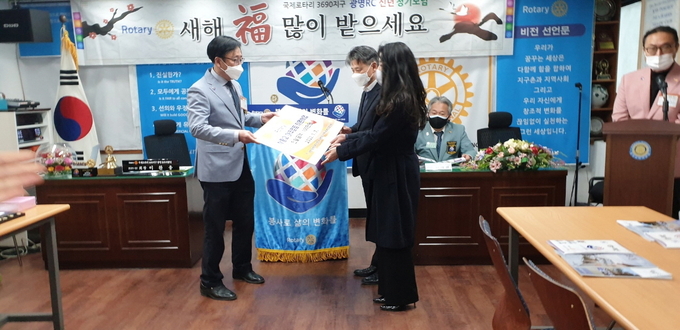 국제로타리3690지구 광명로타리클럽은 독거노인에 사랑의 야쿠르트 지원사업 후원금을 전달 했다.(사진=광명시 제공)