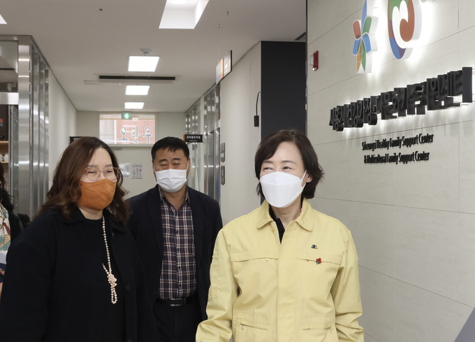 시흥시 가족센터에 지난 6일 김경선 여성가족부 차관이 방문해 코로나19 방역 상황을 점검했다.(사진=시흥시 제공)