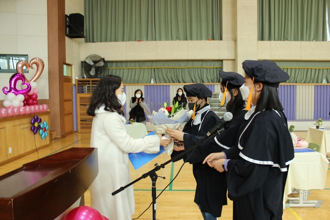 김포시 걸포초등학교 졸업식에서 권선란 교장이 학생들에게 졸업장을 전달하고 있다.(사진=걸포초등학교)