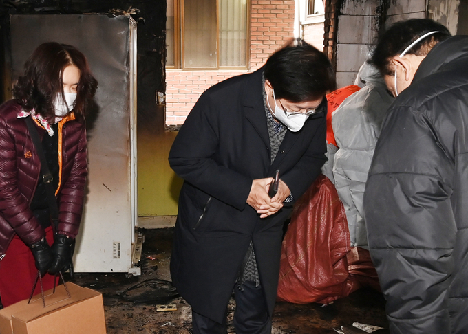 염태영 시장이 8일 (사)함께웃는세상 봉사자들의 봉사현장을 찾아가 감사 인사를 전하고 있다. (사진=수원시 제공)