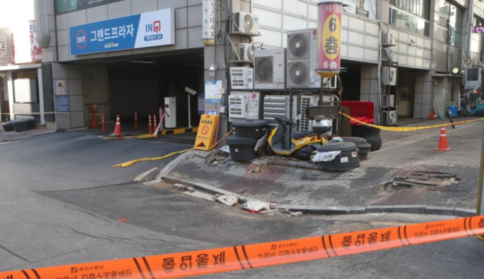 고양시 마두역 인근 상가에서 땅꺼짐 현상이 나타났다. (사진=연합뉴스 제공)