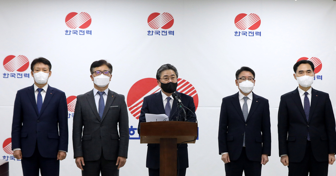 정승일 한국전력공사 사장(왼쪽 세번째)를 비롯한 임원진이 9일 오후 서울 서초구 한전아트센터 회의실에서 하청업체 노동자 감전 사망사고와 관련해 대책발표를 하고 있다. (사진=공동취재/연합뉴스 제공)