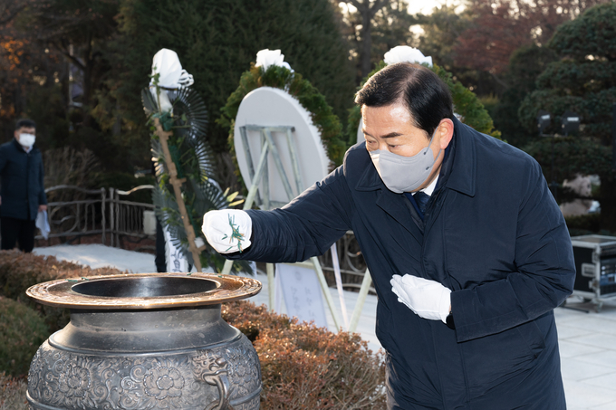 임인년(壬寅年) 새해맞이 현충탑 참배를 하고 있는 신은호 의장. ( 사진 = 인천시의회 )