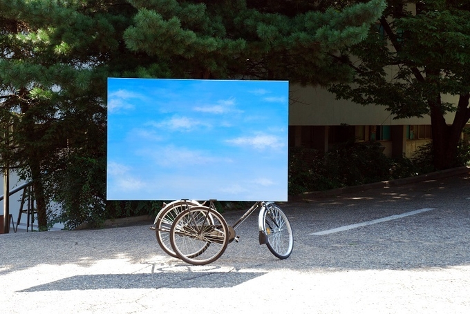 하늘 자전거, 안규철, 2011, 퍼포먼스 비디오, 자전거, 캔버스에 아크릴, 철, 6분35초