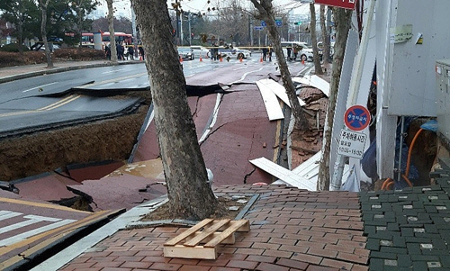 지난 2019년 12월 고양시 일산동구 백석동 알미공원 사거리 신축공사 현장 인근에 지반침하가 발생했다. (사진=연합뉴스 제공)