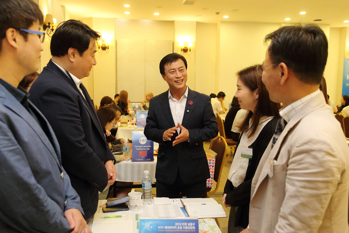 이강호 남동구청장이 2019년 열린 해외바이어 초청 수출상담회에서 바이어들과 이야기를 나누고 있다. ( 사진 = 남동구 제공 )