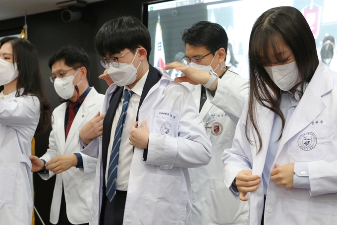 고대의대가 병원으로 첫 임상실습을 나가는 의학과 3학년에게 의사의 상징인 흰 가운을 입혀주는 화이트코트 세리머니를 진행했다. (사진=고대의료원 제공)