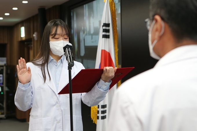 김하윤 학생대표가 선서문을 낭독하고 있다. (사진=고대의료원 제공)