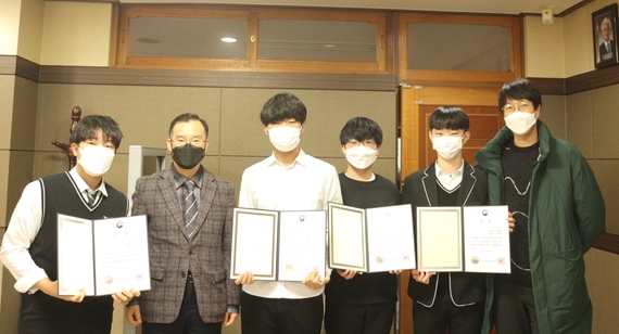 오산 세마고가 '2021년도 융합형 STEAM R&E 과제'에서 '척추측만증 예방 수단으로서 스마트발찌를 활용한 보행 요소 측정을 탐구' 주제 선정되어 부총리 및 교육부장관상을 수상했다.(사진=오산 세마고 제공)