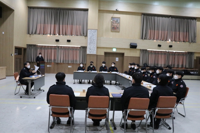 남양주소방서는 지난 7일 본서 3층 대회의실에서 공직에 첫 발을 내딛는 신규 소방공무원 16명에 대해 임용장을 수여했다.(사진=남양주소방서 제공)