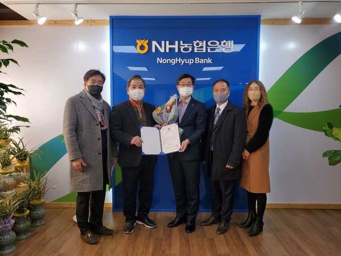 제15대 경기도레슬링협회장에 선임된 홍경래 NH농협은행 경기영업본부장(가운데)이 임명장을 전달받고 도레슬링협회 관계자들과 기념촬영을 하고 있다. (사진=경기도레슬링협회 제공)