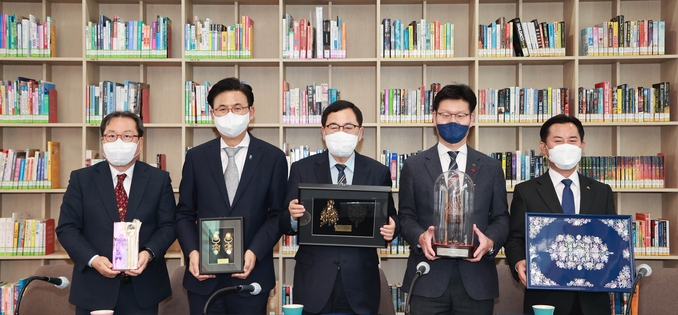 남양주시가 10일 경북 경주시, 충남 공주시·부여군, 서울 송파구와 왕릉문화권 거점 도시 간 지속 가능한 역사 문화 발전과 활성화 공동 협력 사업 추진을 위한 업무 협약을 체결했다.(사진=남양주시 제공)